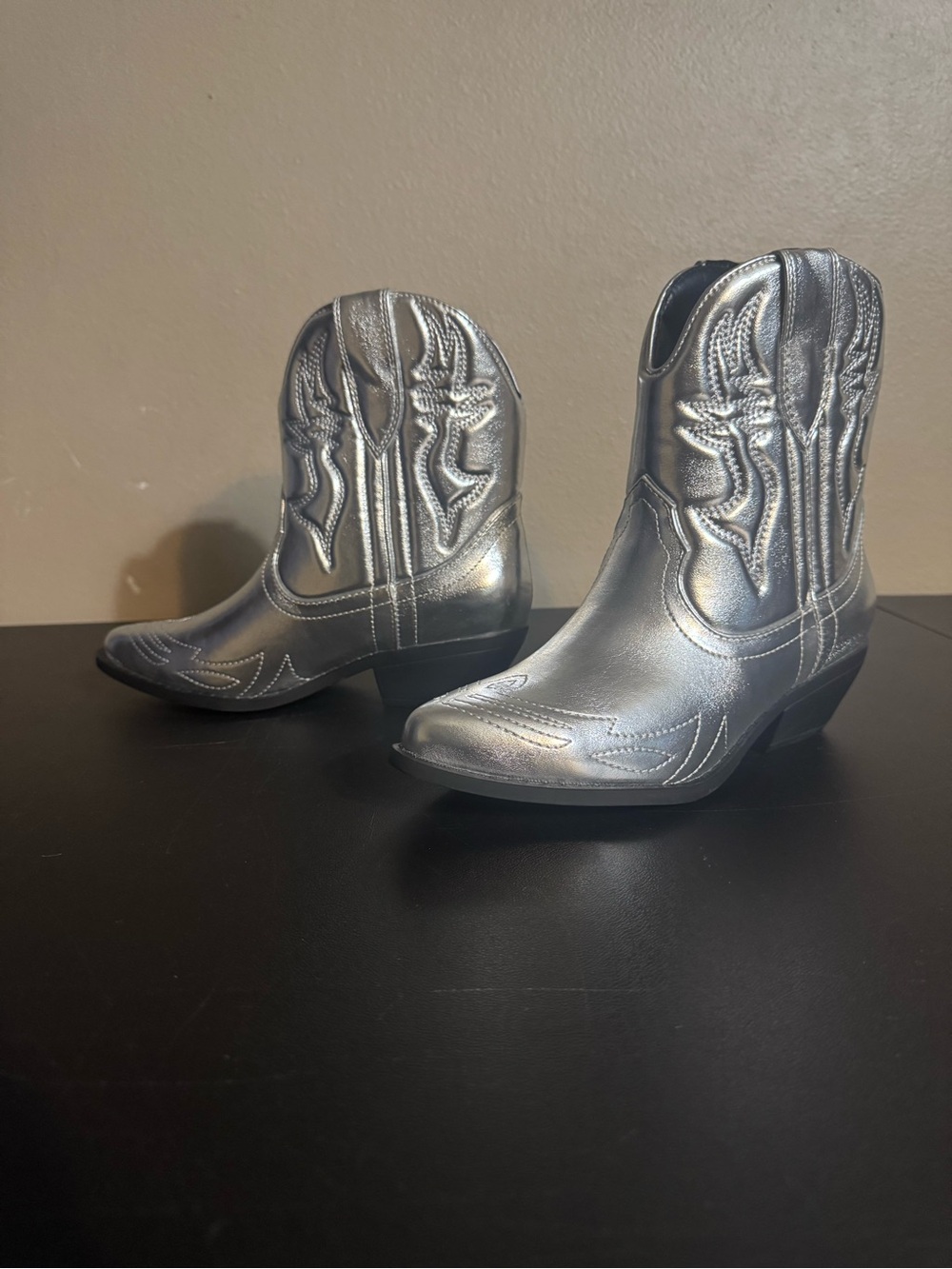 Soda Rigging, Sliver Faux Fur Leather, Size 6, Western ankle block heel booties